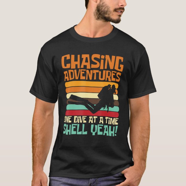 Chasing Adventures One Dive at a Time, Shell Yeah_ T-Shirt (Vorderseite)