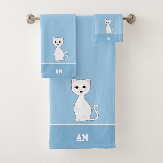 Chat blanc et monogramme sur bleu clair (En situation)