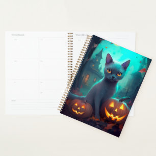 Chat bleu russe d'Halloween avec la peur Citrouill