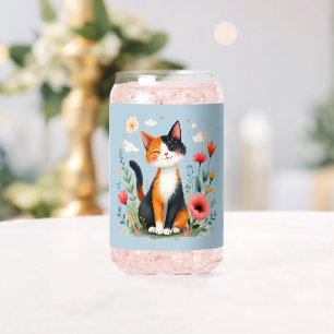Chat Calico souriant dans le jardin fleuri