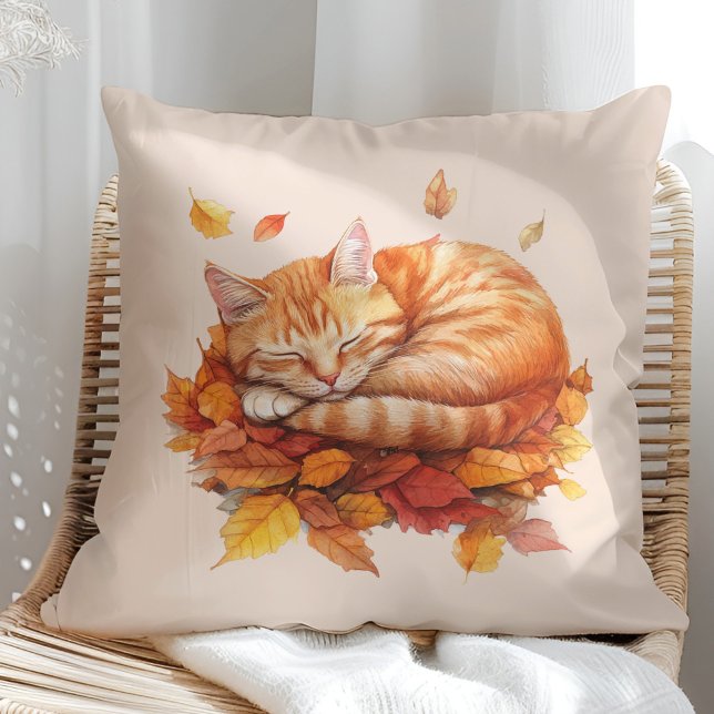 Chat de gingembre couché douillet Coussin souple (Cozy Sleeping Ginger Cat Terracotta Pillow on a sunny boho rattan chair.)