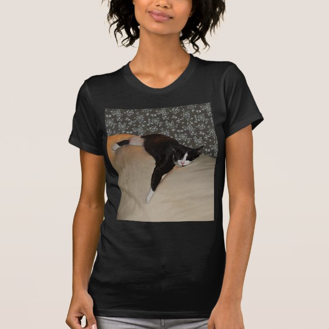 Chat Dormir sur le dessus du canapé Femme T-Shirt  (Devant)