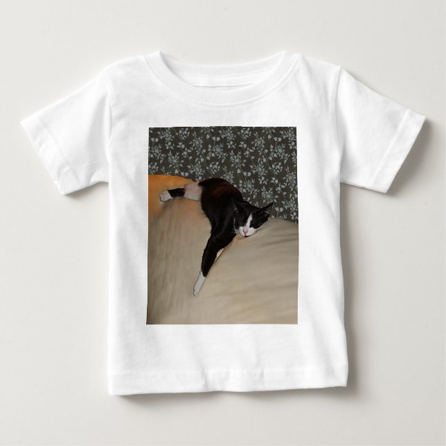 Chat Dormir sur le dessus du T-shirt bébé canapé (Devant)