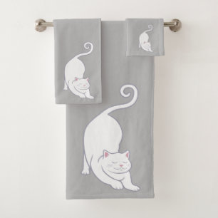 Chat en posture vers le bas sur serviette de bain