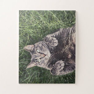 chat gris allongé dans l'herbe Puzzle d'art numéri
