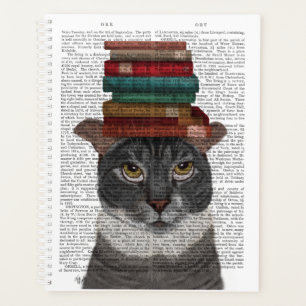 Chat gris avec des livres sur la tête