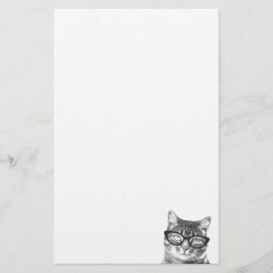 Chat mignon avec le papier de papeterie en verre
