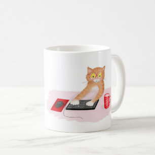 Chat mignon surfant sur Internet sur une tasse d'o