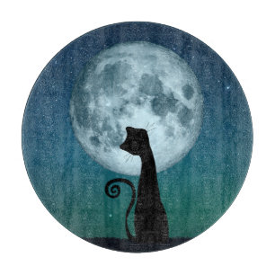 Chat noir dans la planche à découper en clair de l