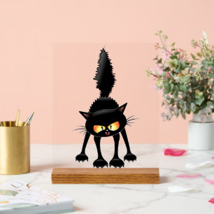 Chat noir de dessin animé drôle et féroce