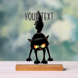 Chat noir de dessin animé drôle et féroce
