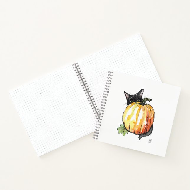 Chat noir derrière le Carnet Citrouille Spiral (Intérieur)