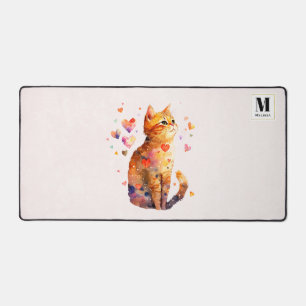 Chat tigré mignon avec monogramme de coeurs