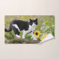 Chat tuxedo mignon sur une branche d'arbre avec de
