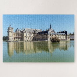 Chateau de Chantilly mit Reflektion im See