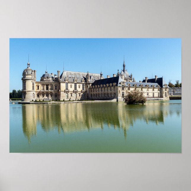 Chateau de Chantilly mit Reflektion im See Poster (Vorne)