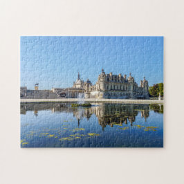 Chateau de Chantilly mit Reflektion in einem Teich