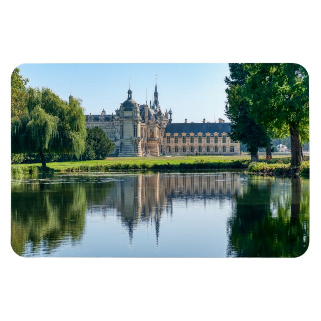 Chateau de Chantilly und Reflexion in einem Teich Magnet (Horizontal)