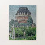 Chateau Frontenac, Quebec, Kanada<br><div class="desc">Fairmont Le Château Frontenac von oben in einem herrlichen Panoramablick gesehen. Das Hotel befindet sich in der Altstadt von Quebec, in der Altstadt des historischen Stadtteils Oberstadt. Das Château Frontenac wurde von Bruce Price entworfen und von der kanadischen Pazifikbahn erbaut und wurde 1893 eröffnet. Es ist eines der ersten fertig...</div>