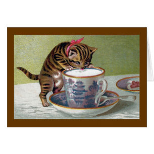 Chaton buvant de la tasse de thé victorienne