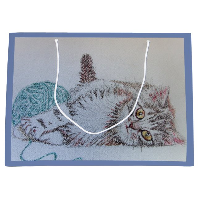 Chaton gris mignon de chat tigré jouant le sac de (Devant)