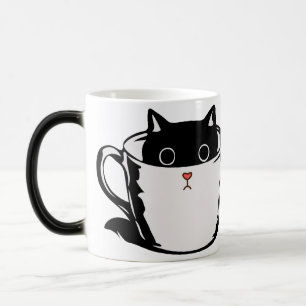 Chaton noir avec nez rouge caché dans une tasse