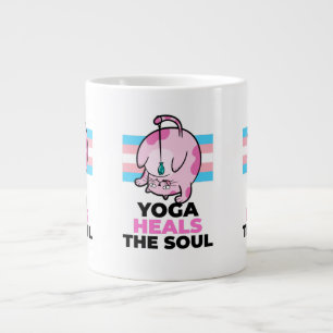Chatte de yoga fourré avec une tasse de café de po