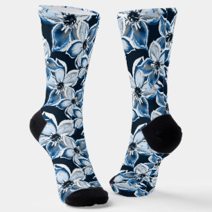Chaussette Bleu, fleurs blanches sur un arrière - plan noir.