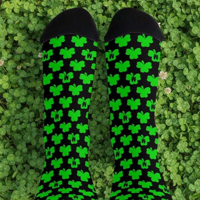 Chaussette Chaussettes de la Saint-Patrick au monogramme de t (Let your feet have the luck of the Irish this St Patrick's Day in a pair of shamrock socks.)