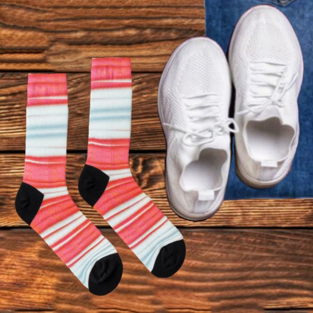 Chaussette Chaussettes d'équipage de Vacances (These pink, striped crew socks, are a fun, way to express your style!)