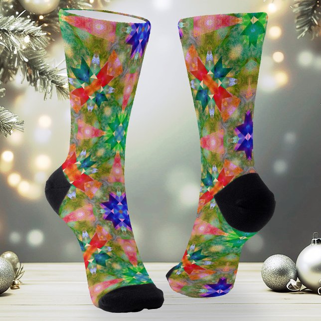 Chaussette Chaussettes Motifs Festives de Noël en marche et e (Artistic Christmas socks featuring a fun abstract geometric fractal pattern in green and red colors)