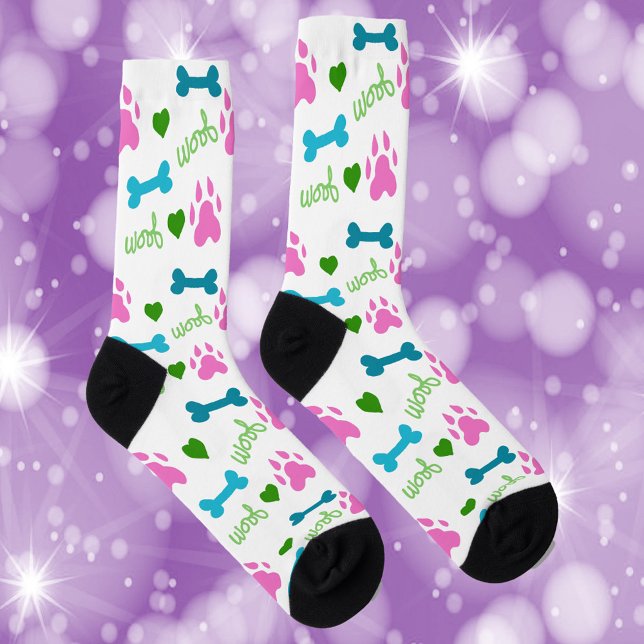 Chaussette Chien Paws Bones Coeurs Woof Rose Green Blue (A cute pair of socks with pink dog paws, blue bones, green hearts and green woof.)