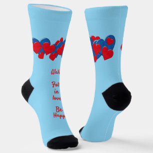 Chaussette Coeurs d'amour rouge et bleu sur arrière - plan bl