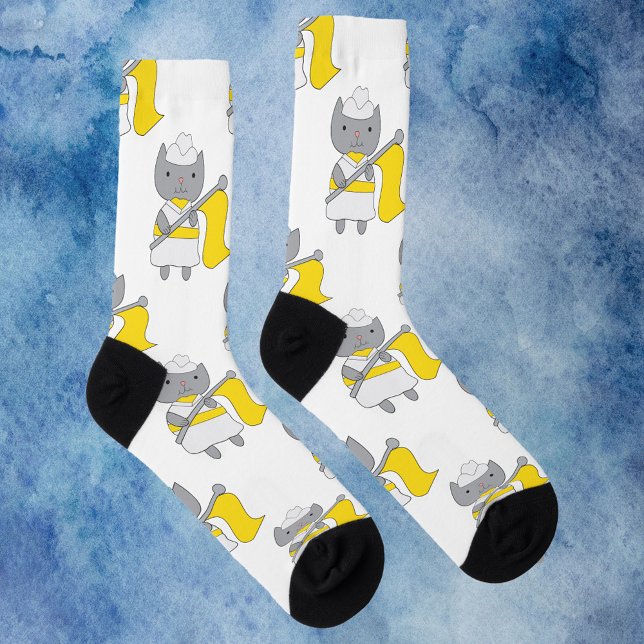 Chaussette Couleur Garde Chat Jaune Blanc Motif (A pair of socks featuring a pattern of gray cats wearing a yellow and white color guard uniform.)