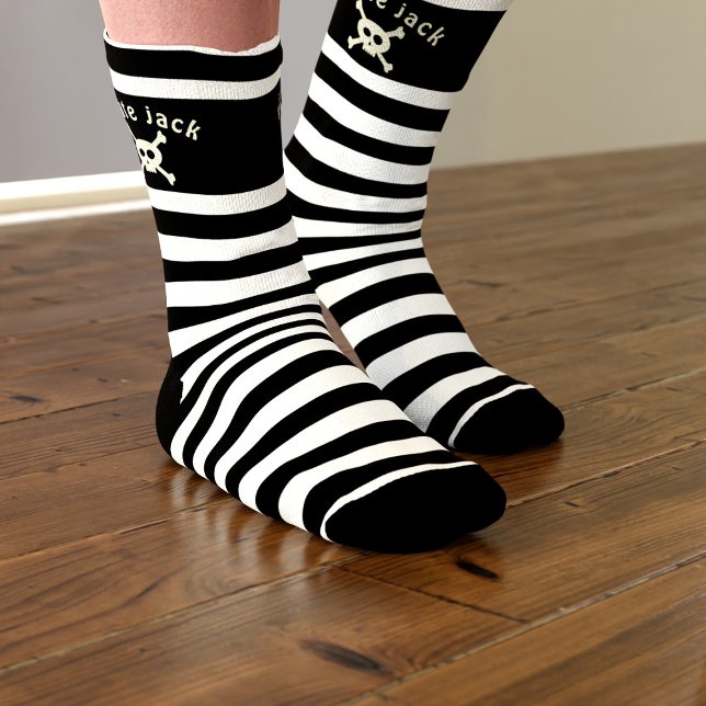 Chaussette Crâne et os croisés Nom du pirate Chaussettes rayé (Yarr! Easy Halloween treat for yer pirate feet. Add your name!)