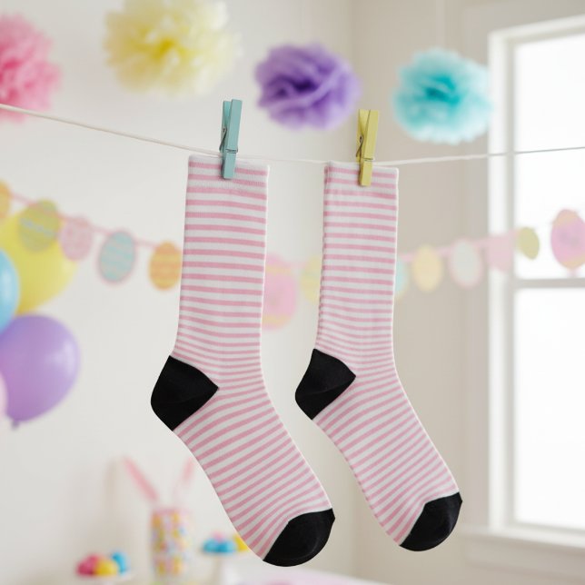 Chaussette Élégant Pastel rose et blanc mince rayé (Colorful Modern Pink and White Stripes Pattern Socks for Her. Cute Girly Striped Socks for Easter.)