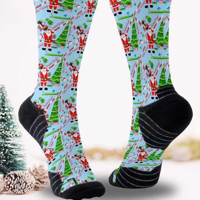 Chaussette Le golf de père Noël par sapin de Noël (Unwrap golf magic: Santa's tree-side socks for a hole-in-one holiday delight!)