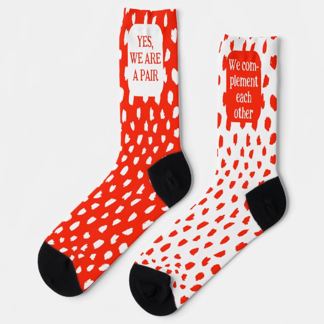 Chaussette Paire drôle de couleur opposée rouge blanc (Gauche)