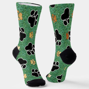 Chaussette Tan et empreinte de patte noir sur herbe verte