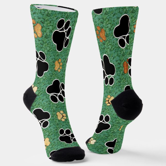 Chaussette Tan et empreinte de patte noir sur herbe verte (Angulaire)