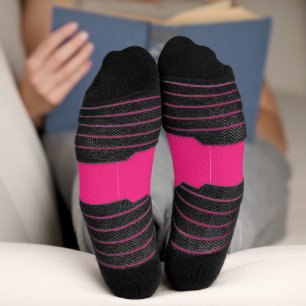 Chaussette un arrière - plan rose avec une bordure noire