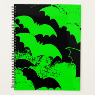 Chauves-souris noires en vert vol