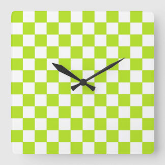 Checkered Lime Green and White Quadratische Wanduhr