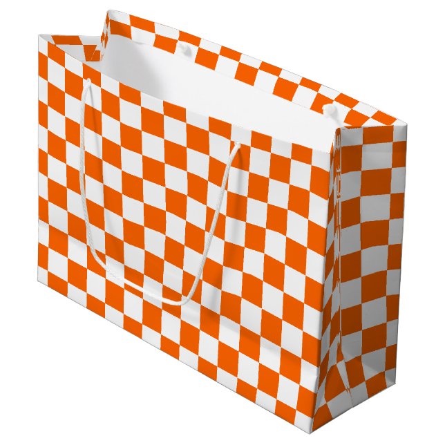 Checkered Orange and White  Große Geschenktüte (Vorderseite Schrägansicht)