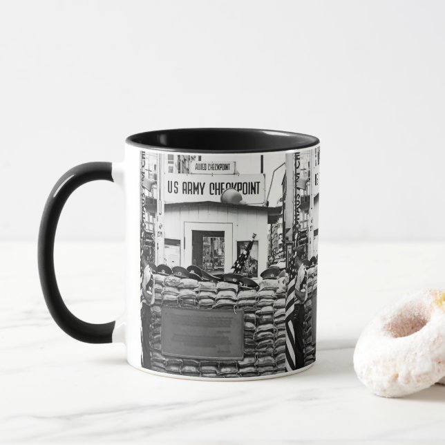 Checkpoint Charlie Berlin Tasse (Mit Donut)