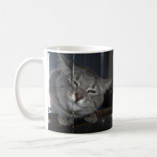 Cheeky Cat Grin nach dem Trinken aus der Küche Ges Kaffeetasse