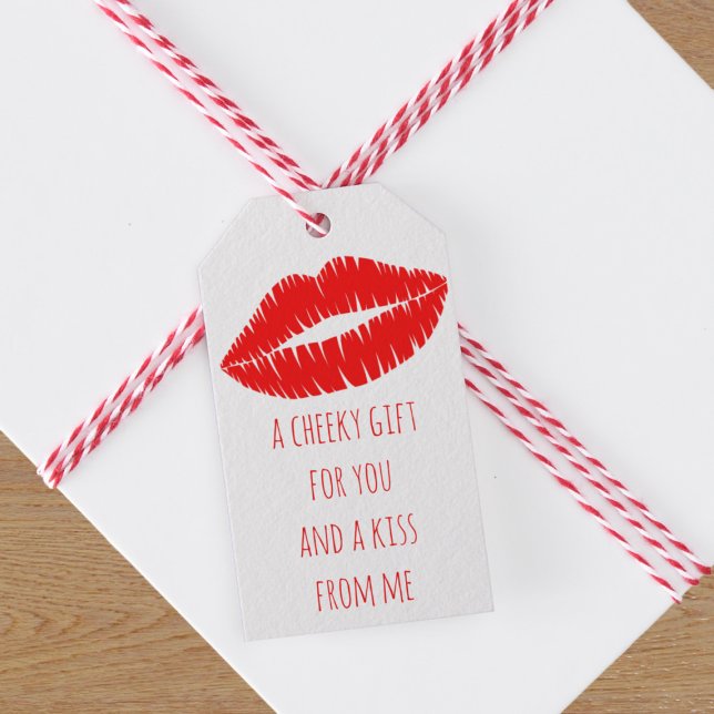 Cheeky Kiss Red Lipstick Lip Print Geschenktasten Geschenkanhänger (A red lipstick kiss gift tag with text you can customize. Who would you give a cheeky kiss to?)