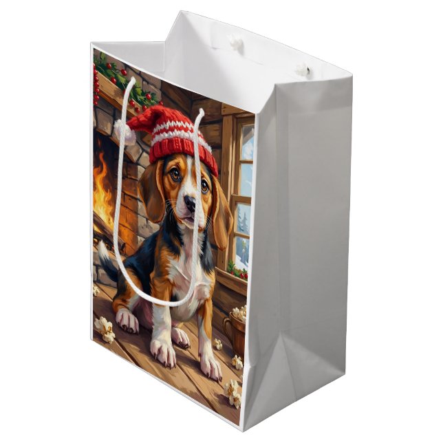 Cheerful Beagle Puppy in Stocking Cap Cozy Mittlere Geschenktüte (Vorderseite Schrägansicht)