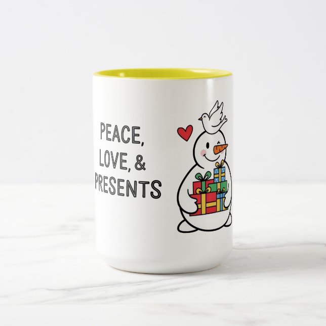 Cheerful Snowman with Gifts Zweifarbige Tasse (Mittel)