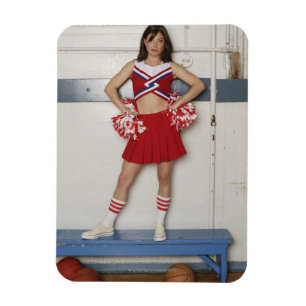 Cheerleader stehend auf Bank nahe Basketbällen, Magnet